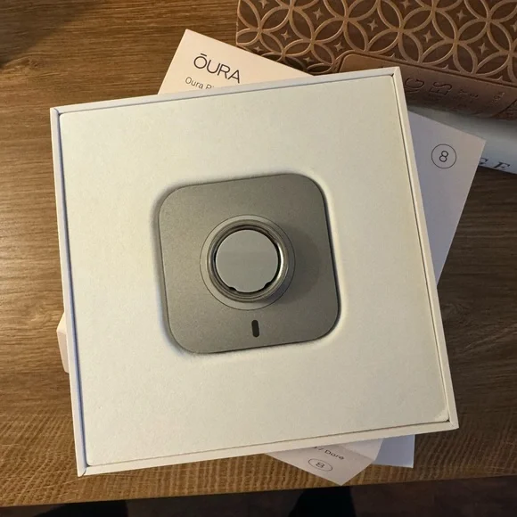 OURA RING GEN 4 GOLD SIZE 8
Oura - Picture 3 of 7